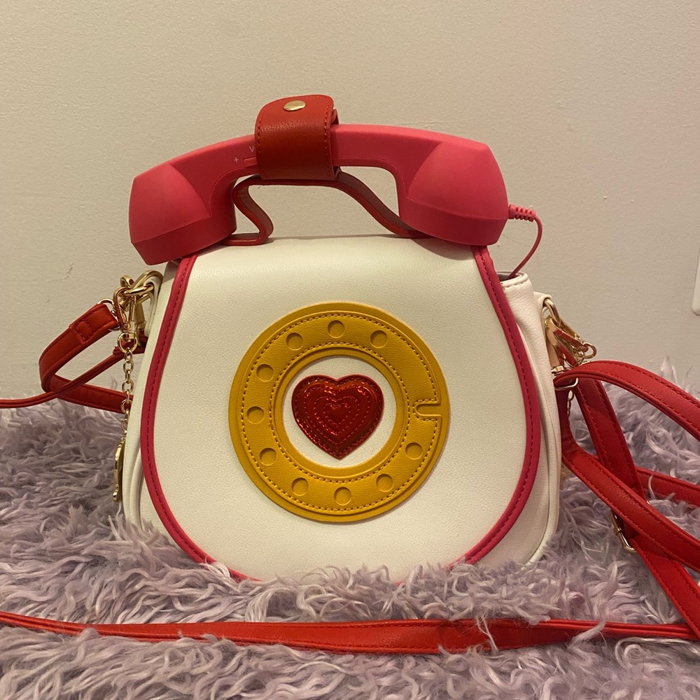 Retro style power puff girls bag with working phone. May just need a dongle.